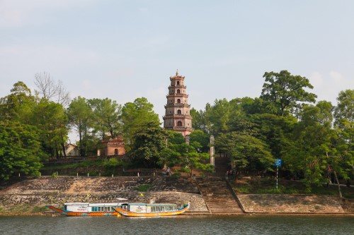 ​  Chùa Thiên Mụ nằm bên bờ sông Hương